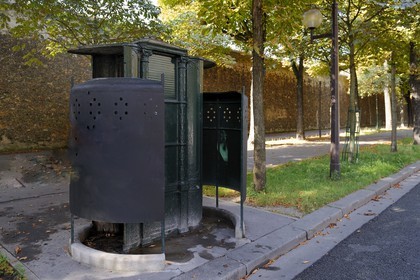 France, Paris (75), la dernière vespasienne haussmannienne à Paris sur le boulevard Arago, devant la Prison de la Santé