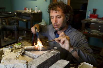 Argentine, province de Buenos Aires, San Antonio de Areco, atelier de l' orfèvre Juan José Draghi, finitions sur un rebenque, pièce en argent d'une cravache