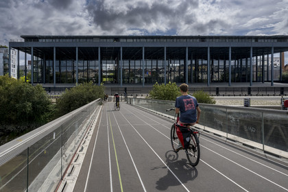 France, Loire-Atlantique (44), Nantes, Ile de Nantes, la passerelle Victor Schoelcher sur la Loire menant au Palais de justice  de l'architecte Jean Nouvel en arrière-plan