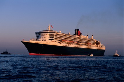 France, Manche (50), Cotentin, rade de Cherbourg, arrivée du Queen Mary II