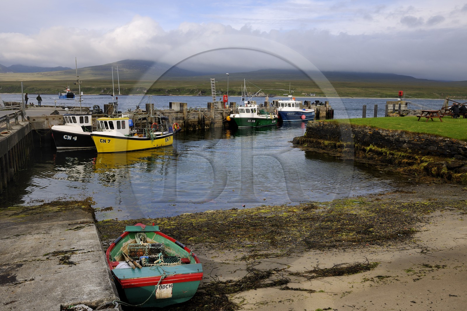 Royaume-Uni, Ecosse, Hébrides intérieures, Ile de Islay, bateau de pêche à Port Askaig et les montagnes de l'île de Jura en arrière plan