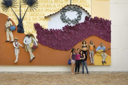 Brasil, Minas Gerais state, Brumadinho, Centro de arte contemporanea Inhotim (contemporary artwork center), Galeria Praça, Abre a Porta (2006) by John Ahearn and Rigoberto Torres