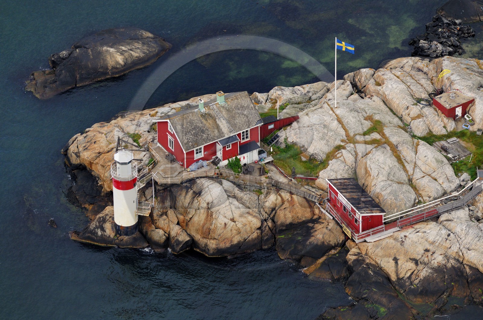 Suède, comté de Västra Götaland, archipel de Göteborg, phare (de 1886) et maison isolée sur l' Ile de Gäveskär (vue aérienne)