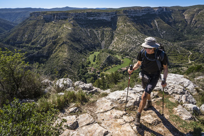 France, Hérault (34), les Causses et les Cévennes, paysage culturel de l'agro-pastoralisme méditerranéen inscrit au Patrimoine Mondial de l'UNESCO, Saint-Maurice-Navacelles, randonneur surplombant le Cirque de Navacelles, vue du coté belvédère de Blandas dans le Gard
