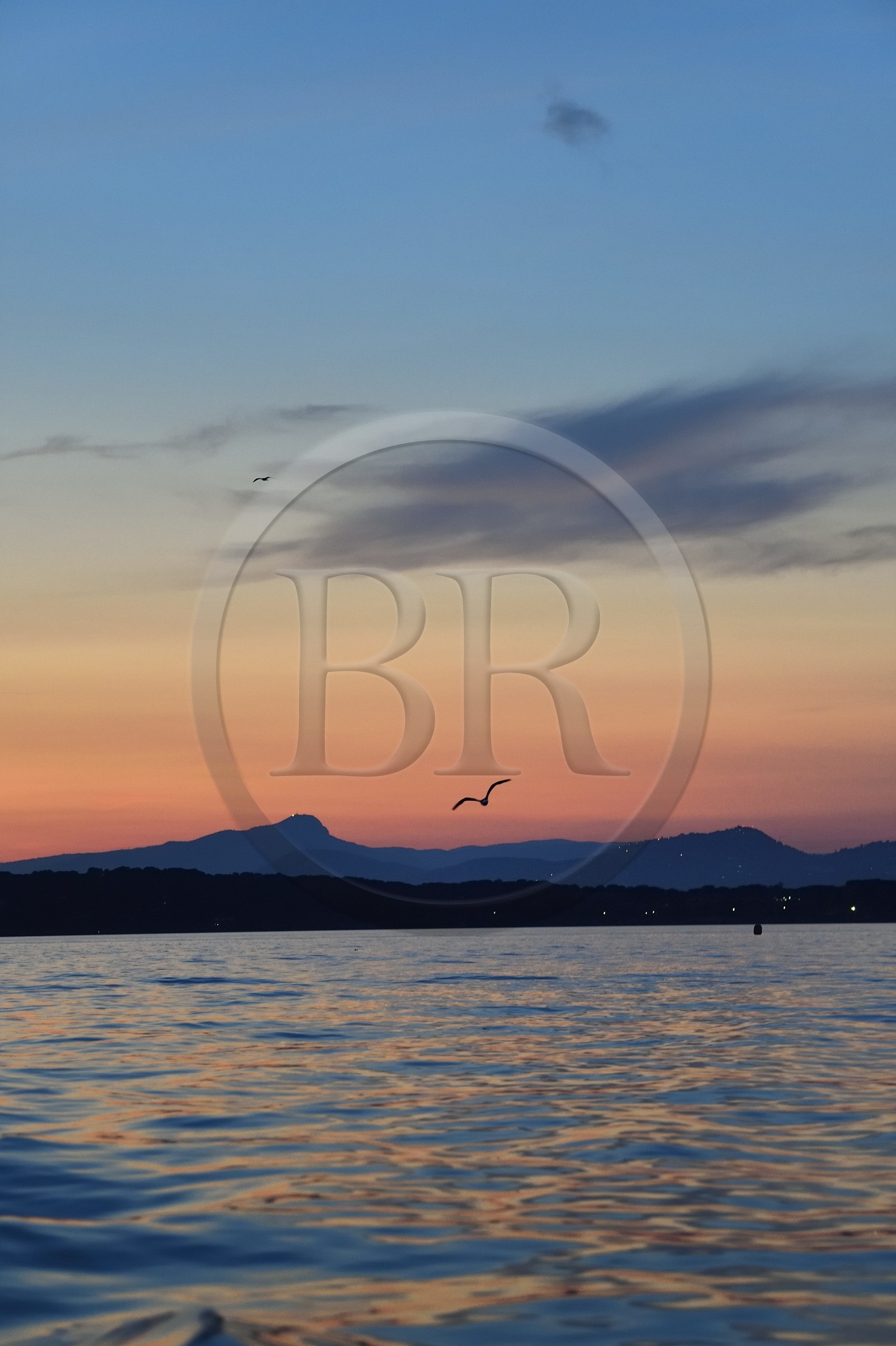 France, Var (83), Iles d'Hyères, parc national de Port Cros, Ile de Porquerolles, la Presqu'Ile de Giens et le Mont Coudon au crépuscule