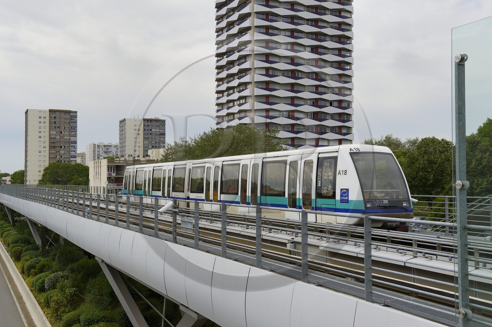 France, Ille-et-Vilaine (35), Rennes, métro automatique arrivant à la station de La Poterie