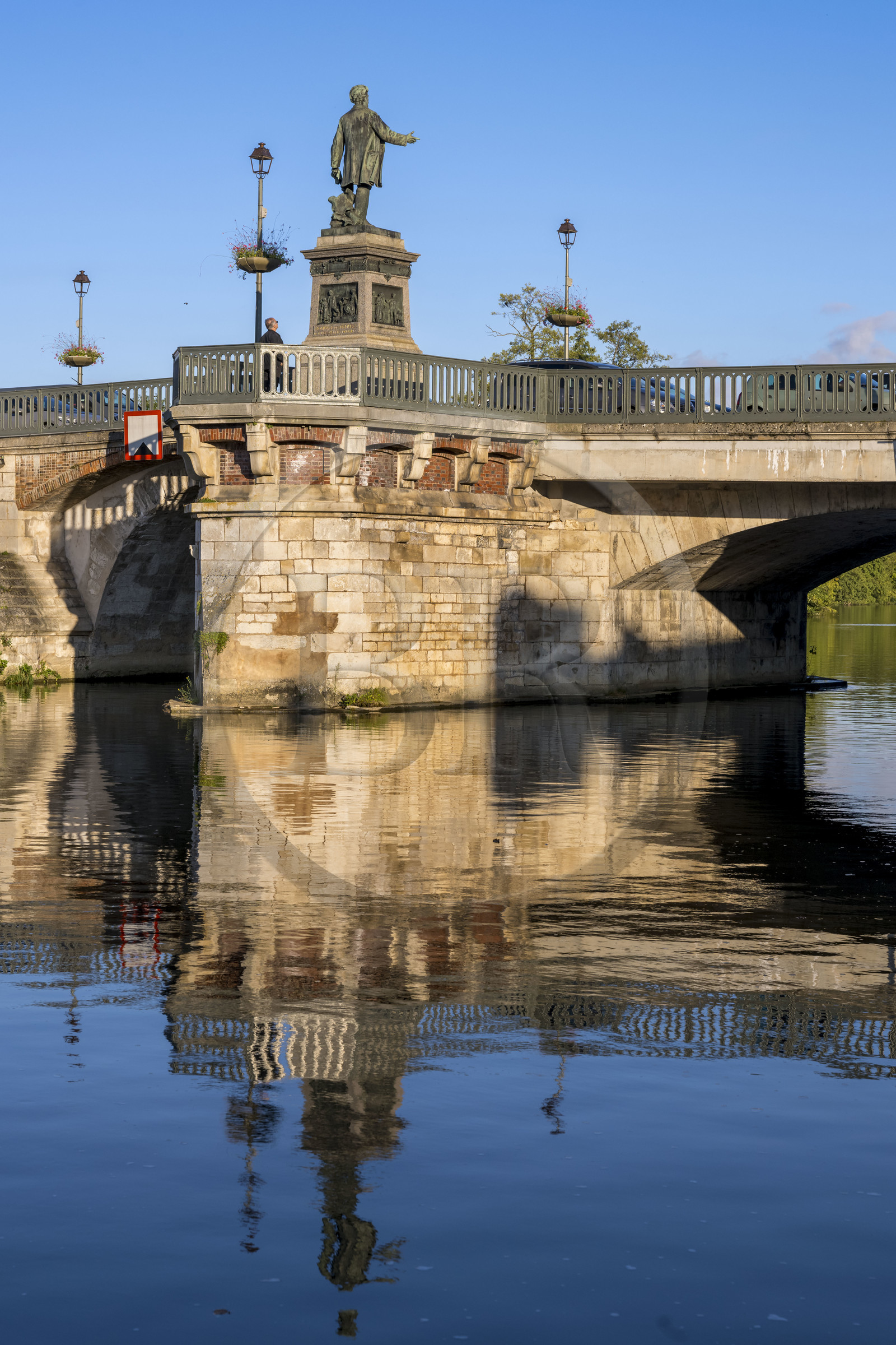 France, Yonne (89), Auxerre, le pont Paul Bert sur l'Yonne et sa statue