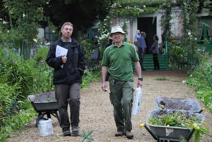 France, Eure (27), Giverny, le jardin de Claude Monet, les deux jardiniers en chef l'ancien Gilbert Vahé à droite et le nouveau James Priest à gauche