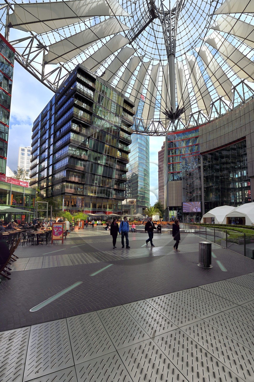 Allemagne, Berlin, Potsdamer Platz, Sony Centre du nouveau forum recouvert par une coupole en verre de l'architecte Helmut Jahn