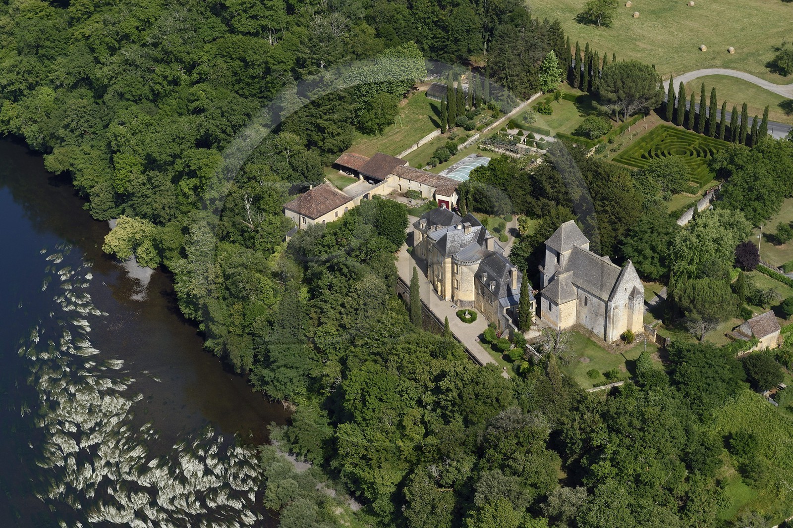 France, Dordogne (24), Périgord Noir, vallée de la Dordogne, Groléjac, Le Port, le chateau et l'église Saint-Leger (vue aérienne)