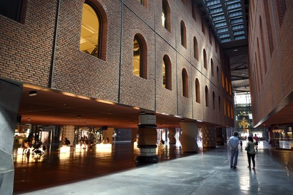 Espagne, Pays basque espagnol, Biscaye, Bilbao, Azkuna Zentroa, ancien entrepot vinicole municipal Alhóndiga datant de 1909 entierement restructuré par Philippe Starck pour accueillir un centre culturel et de loisirs