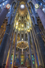 Espagne, Catalogne, Barcelone, quartier de l'Eixample, basilique de la Sagrada Familia de l'architecte du modernisme catalan Antoni Gaudi classée Patrimoine Mondial de l'UNESCO, le chœur, le ciborium, la coupole et la lucarne centrale à 75m de haut Spain, Catalonia, Barcelona, Eixample district, Sagrada Familia basilica by Catalan modernist architect Antoni Gaudi, listed as a UNESCO World Heritage Site, the choir, the ciborium, the dome and the central skylight at 75m high
