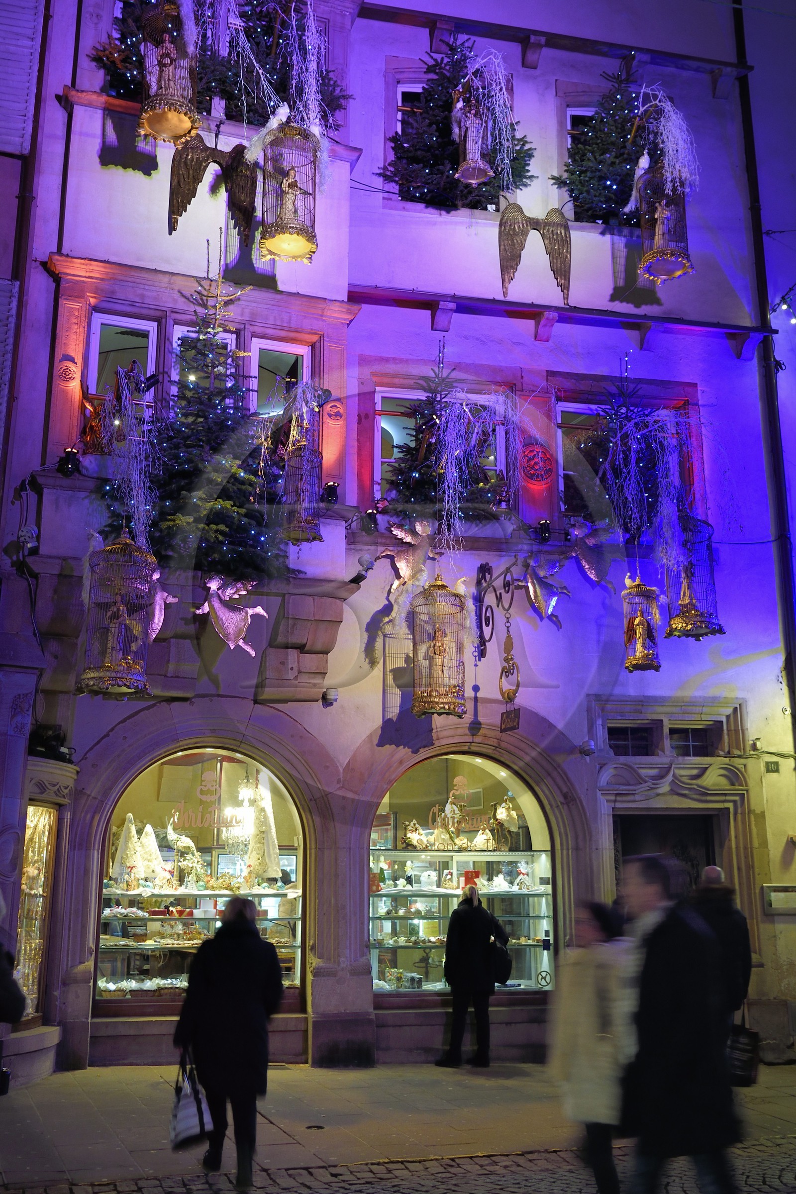 France, Bas-Rhin (67), Strasbourg, vieille ville classée au Patrimoine Mondial de l'UNESCO, facade décorée pour Noel de la patisserie Christian rue Mercière