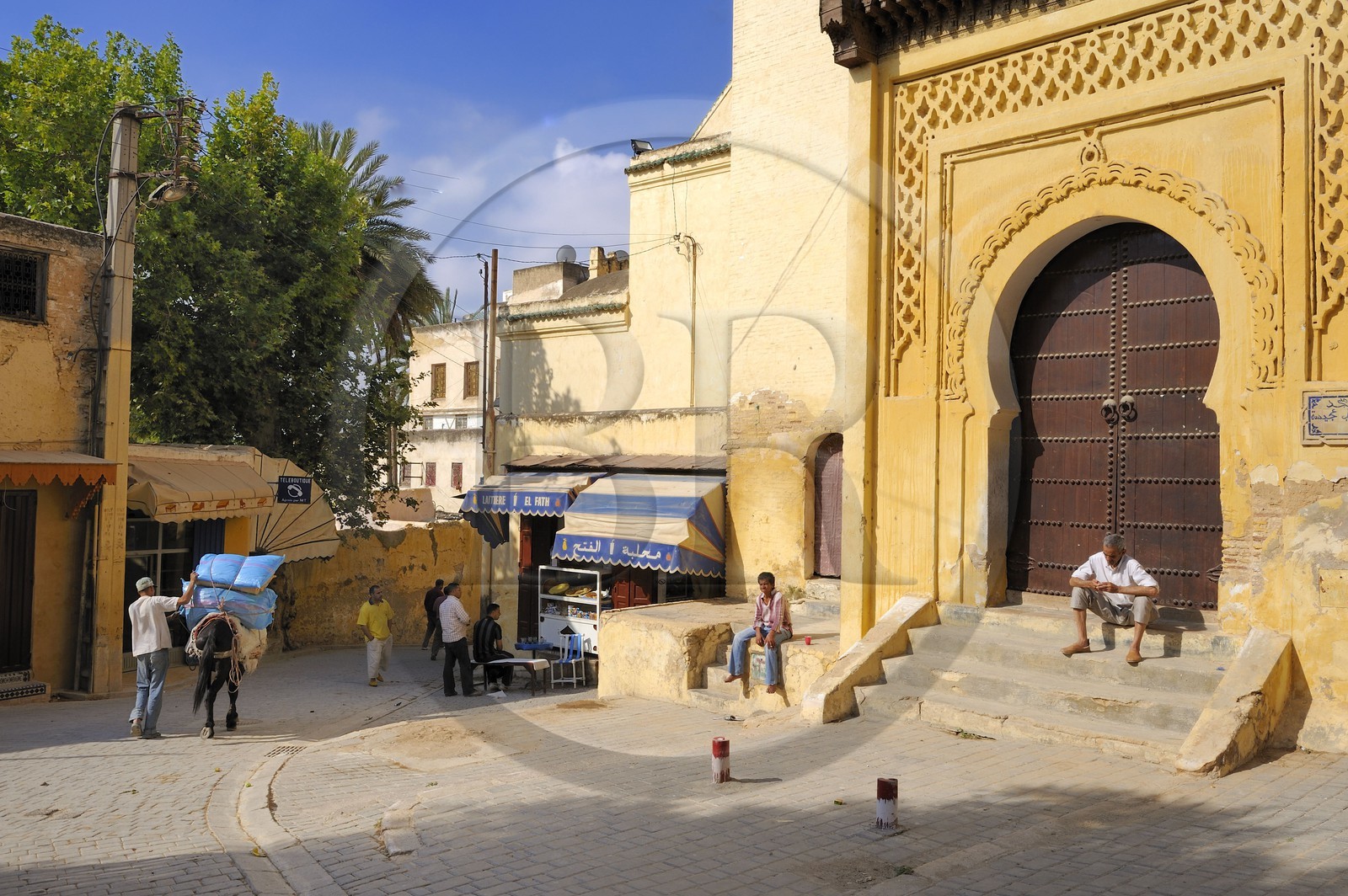 Maroc, Moyen Atlas, Fès, ville impériale, médina classée Patrimoine Mondial de l'UNESCO, entrée de mosquée à Bab Guissa Maroc, Moyen Atlas, Fès, ville impériale, médina classée Patrimoine Mondial de l'UNESCO, entrée de mosquée à Bab Guissa