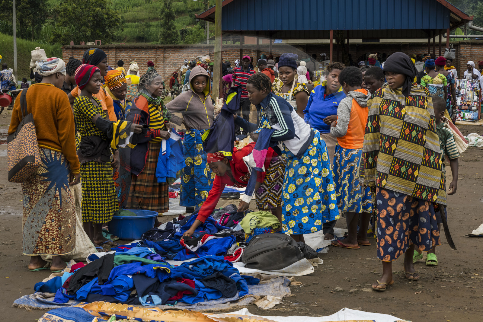 Rwanda, Province du Nord, District de Musanze (Ruhengeri), jour de marché à Muryabazira sur la Route Nationale 4 entre Kigali et Ruhengori, vente de vêtements