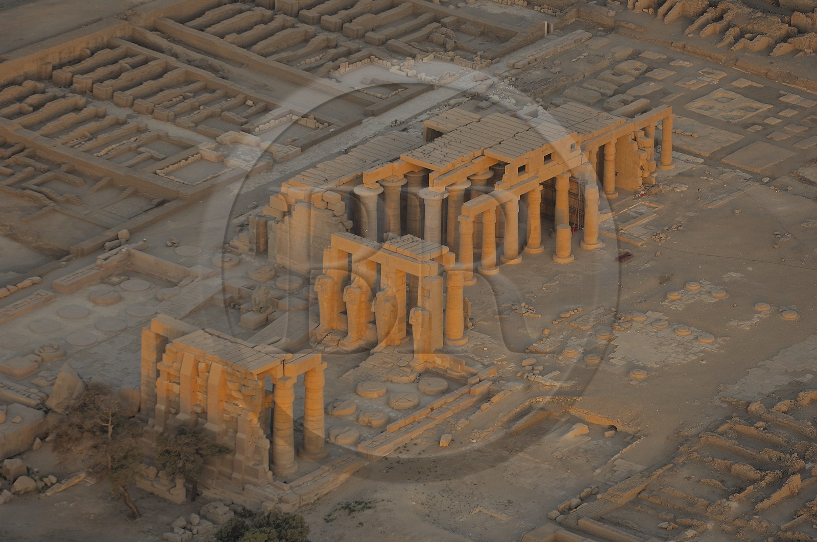 Egypte, Haute Egypte, vallée du Nil, environs de Louxor, nécropole thébaine classée Patrimoine Mondial de l'UNESCO, Thèbes Ouest, temple de Ramesseum (vue aérienne)