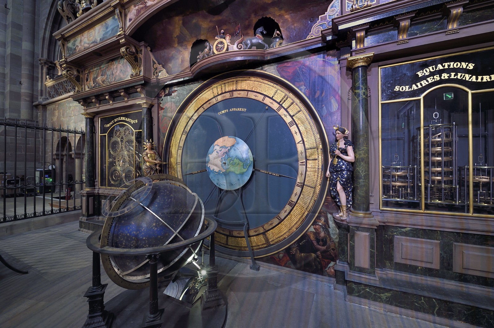 France, Bas-Rhin (67), Strasbourg, vieille ville classée au Patrimoine Mondial de l'UNESCO, la cathédrale Notre-Dame, bras sud du transept, l'horloge astronomique