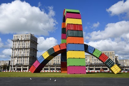 France, Seine-Maritime (76), Le Havre, Centre-ville reconstruit du Havre par Auguste Perret classé Patrimoine Mondial de l'UNESCO, quai de Southampton, Catène de containers oeuvre de Vincent Ganivet (© ADAGP)