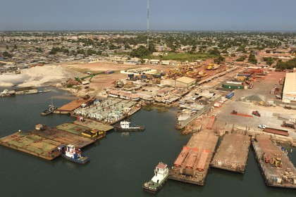 Gabon, Province de Ogooué-Maritime, port des barges de Port-Gentil (vue aérienne)