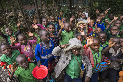 Rwanda, Province du Nord, District de Musanze (Ruhengeri), Busogo, enfants de l'ecole primaire Ubuyanja Nyabirehe sur les pentes du mont Karisimbi dans les montagnes des Virunga à la sortie du Parc national des Volcans où vivent les gorilles, 10% des revenus du tourisme des gorilles sont reversés aux communautés locales