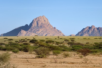 Namibie, région de Erongo, Damaraland, le Petit Spitzkoppe ou Spitzkop (1784 m), montagne granitique dans le désert du Namib