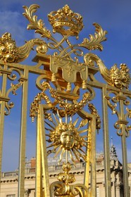 France, Yvelines (78), château de Versailles, classé Patrimoine Mondial de l'UNESCO, détail de la grille royale dessinée par Mansart séparant la cour royale restaurée en juin 2008