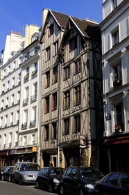 France, Paris (75), les plus anciennes maisons de Paris au 11 et 13 rue François Miron, maison à l'enseigne du mouton et maison à l'enseigne du faucheur (14 ème siècle)