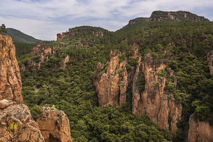 France, Var (83), entre Bagnols-en-Forêt et Roquebrune-sur-Argens, randonneurs à l'entrée des Gorges du Blavet (vue aérienne)