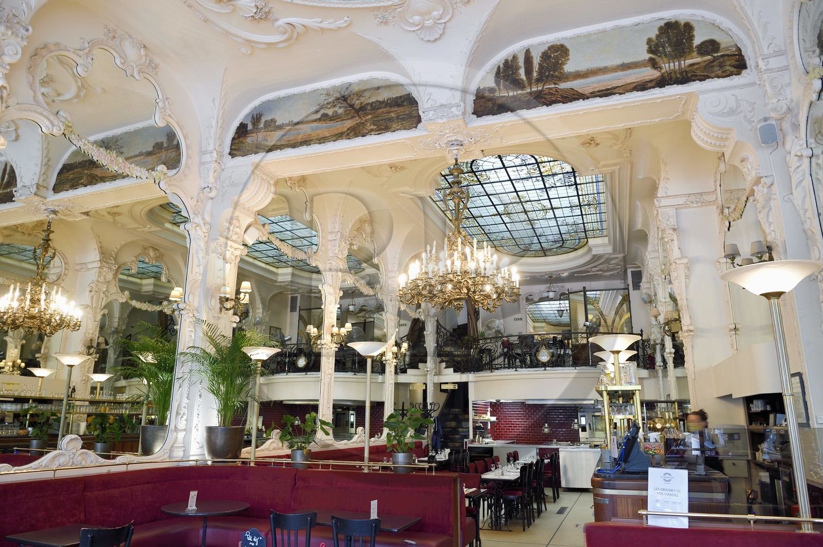 France, Allier (03), ancienne province du Bourbonnais, Moulins, le Grand Café, une des plus belles brasseries Belle Epoque de France, longtemps fréquenté par la célèbre créatrice Coco Chanel France, Allier (03), ancienne province du Bourbonnais, Moulins, le Grand Café, une des plus belles brasseries Belle Epoque de France, longtemps fréquenté par la célèbre créatrice Coco Chanel