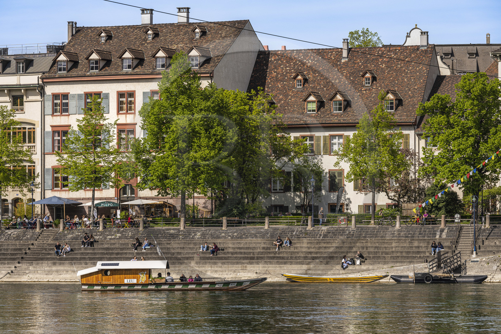 Suisse, Bâle, quartier du Petit Bâle sur la rive droite du Rhin, un des quatre petits bacs, les Fähri, en activité depuis le XIXème siècle qui relient les rives du Rhin