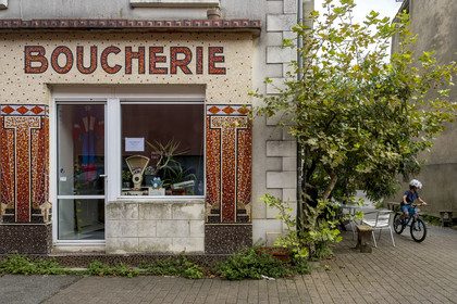 France, Loire-Atlantique (44), banlieue de Nantes, Rezé, quartier Trentemoult, ancienne boucherie dans les ruelles du village