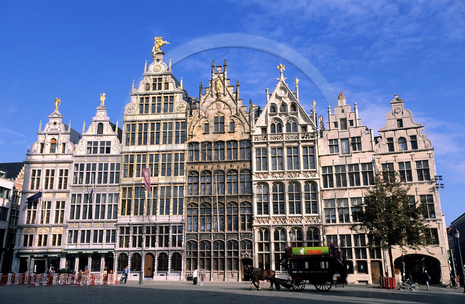 Belgique, Flandre, Anvers (Antwerpen), maisons des corporations (guildes) sur la Grote Markt (Grand Place)