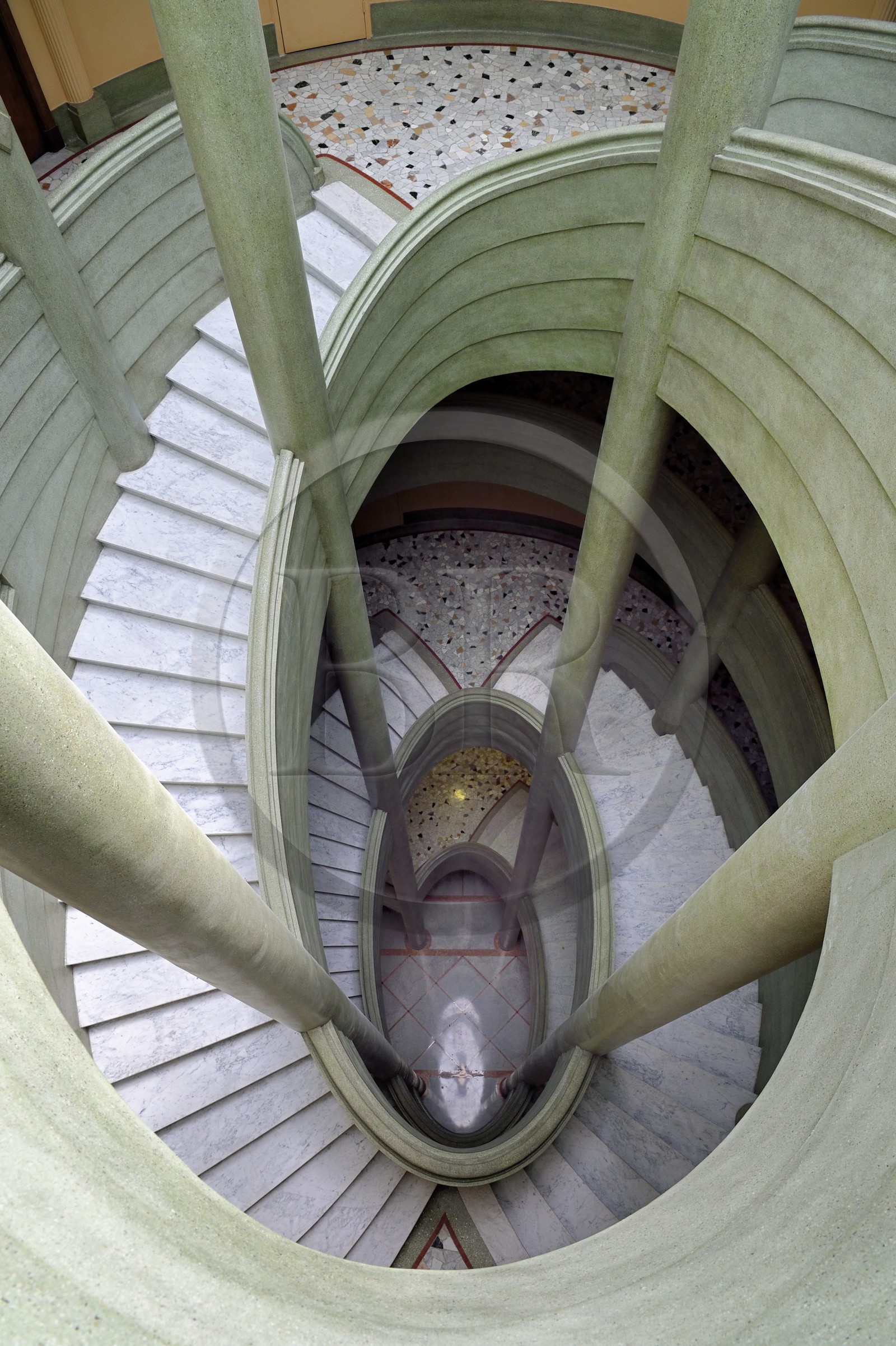 France, Alpes-Maritimes (06), Nice, quartier des Baumettes, l'immeuble Art déco Le Gloria Mansions, monumental escalier central à cage elliptique