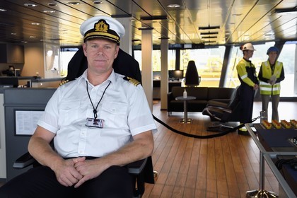 Norvège, comté d'Ostfold, Halden, navire cablier Nexans Aurora, le capitaine norvégien Bjarte SYLTA sur la passerelle