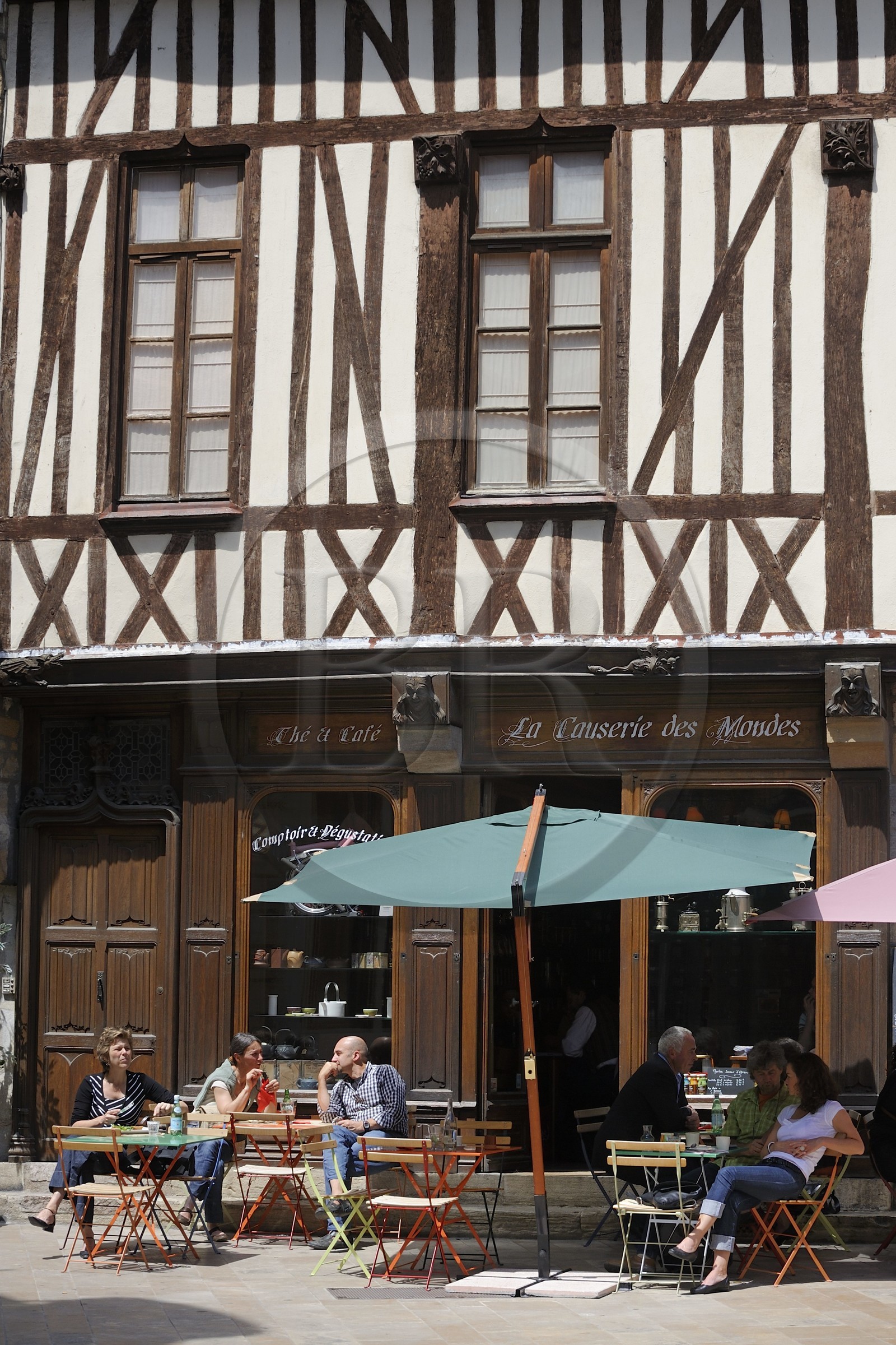 France, Côte d'Or (21), Dijon, terrasse de café d'une maison à colombage à l'angle de la rue Vauban et de la rue Amiral-Roussin