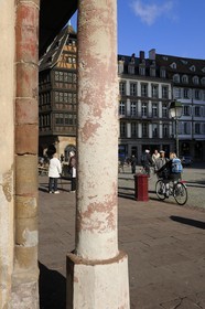 France, Bas-Rhin (67), Strasbourg, à l’angle de la rue Mercière et de la place de la cathédrale, la colonne mesureur de ventre