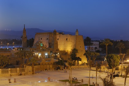 Egypte, Haute Egypte, vallée du Nil, temple de Louxor au crépuscule, classé Patrimoine Mondial de l'UNESCO