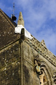 France, Manche (50), Cotentin, mannequin d'un parachutiste accroché au clocher de l'église de Sainte-Mère-Eglise