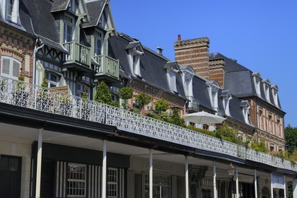 France, Calvados (14), Pays d'Auge, Deauville, magasins sous les arcades avenue Charles de Gaulle