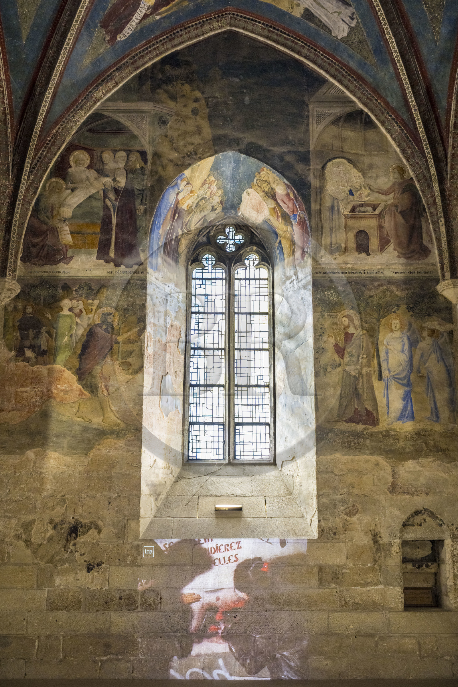 France, Vaucluse (84), Avignon, Palais des Papes classé Patrimoine mondial de l'UNESCO, chapelle Saint-Jean avec les peintures murales de Matteo Giovannetti et projection d'un film d'un tag de Miss.Tic à l'occasion de son exposition A la vie, à l’amor en 2024