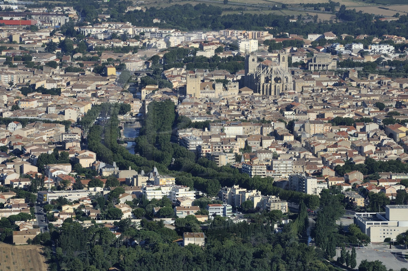 France, Aude (11), Narbonne, le Palais des Archevêques accolé à la cathédrale Saint-Just-et-Saint-Pasteur et le canal de la Robine (vue aérienne)