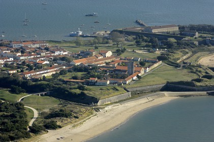 France, Charente-Maritime (17), Ile d'Aix, le bourg (vue aérienne)