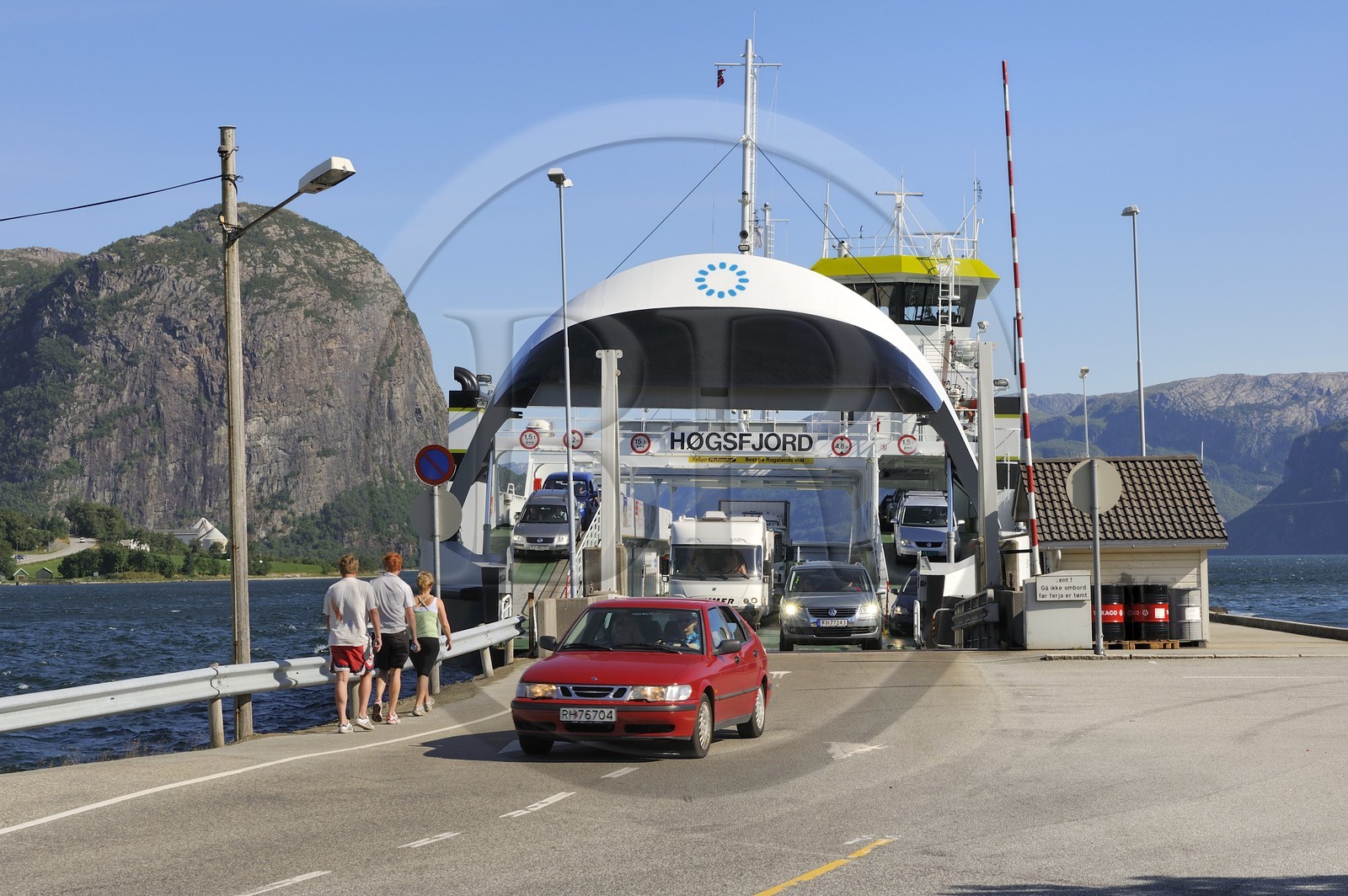 Norvège, Rogaland, ferry assurant la traversée à l'entrée du Lysefjord, fjord de Lysebotn
