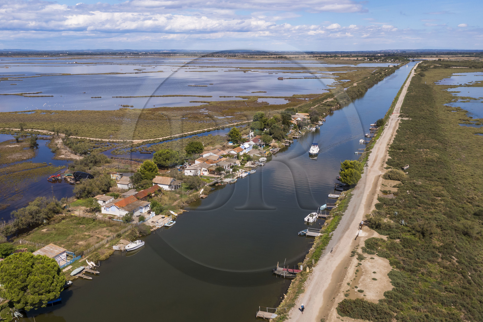 France, Hérault (34), La Grande-Motte, lieu dit des Cabanes du Roc, anciennes cabanes de pécheurs en bordure du canal du Rhône à Sète, l'étang de l'Or en arrière plan (vue aérienne)
