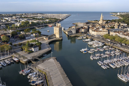 France, Charente-Maritime (17), La Rochelle, la Tour Saint-Nicolas à gauche et la Tour de la Chaîne à droite protègent l'entrée du Vieux Port, la tour de la Lanterne en arrière plan (vue aérienne)
