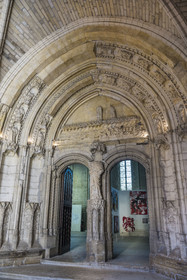 France, Vaucluse (84), Avignon, Palais des Papes classé Patrimoine mondial de l'UNESCO, portail de la Grande Chapelle, exposition A la vie, à l’amor en 2024 de l'artiste de street art Miss.Tic connue pour ses œuvres au pochoir France, Vaucluse, Avignon, Palais des Papes (Palace of the Popes) listed as World heritage by UNESCO, the Great Chapel portal, exhibition A la vie, à l’amor in 2024 by street art artist Miss.Tic known for her stencil works