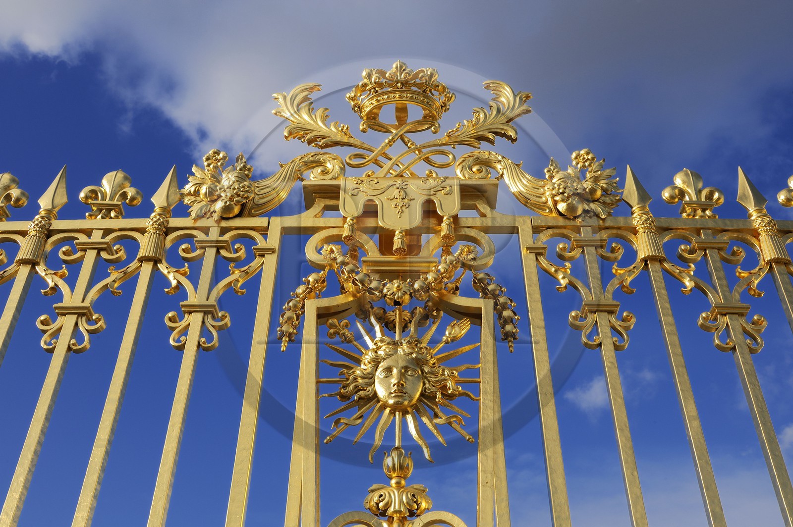 France, Yvelines (78), château de Versailles, classé Patrimoine Mondial de l'UNESCO, détail de la grille royale dessinée par Mansart séparant la cour royale restaurée en juin 2008