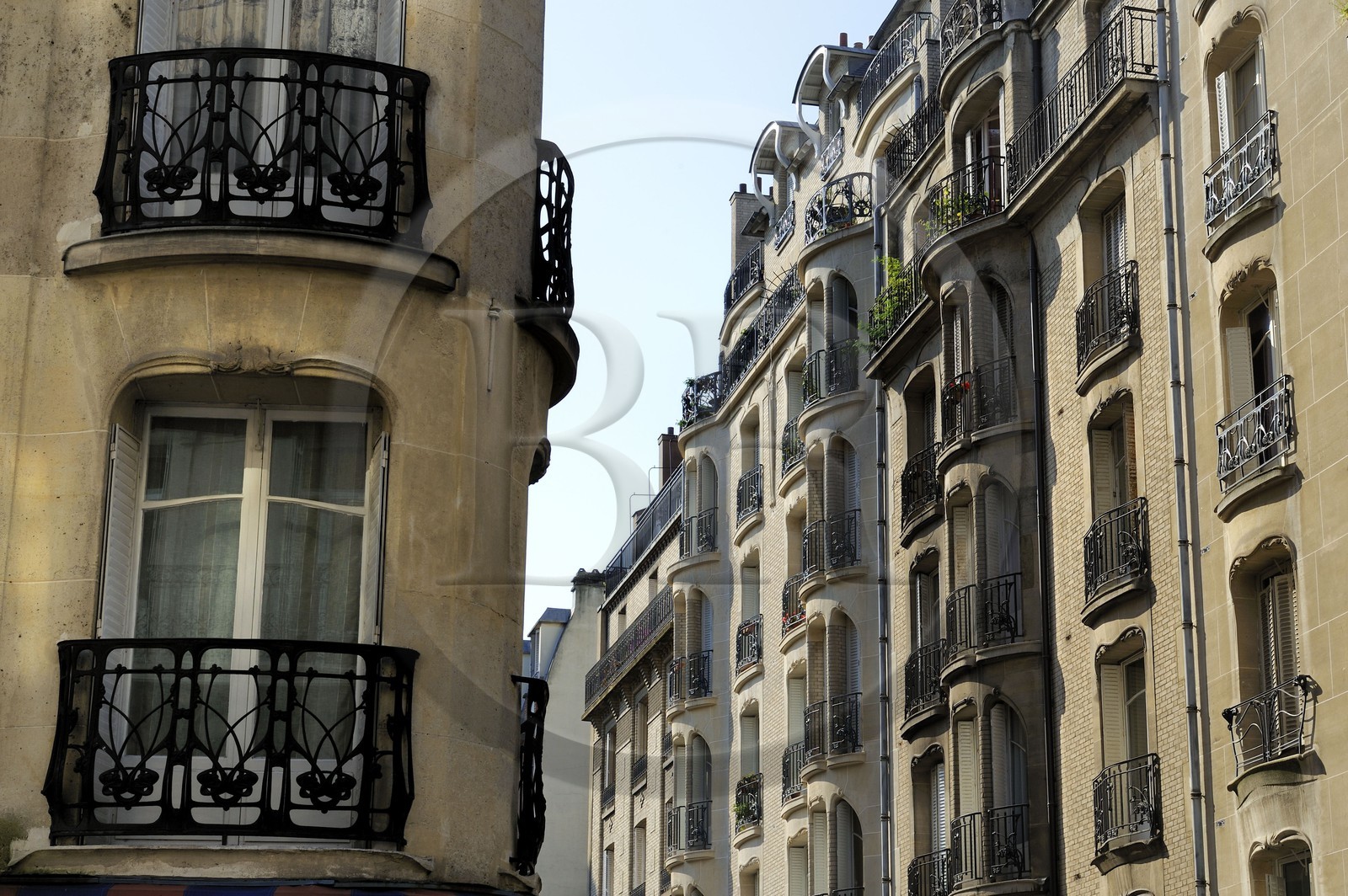 France, Paris (75), immeuble de l'ensemble dit de la rue Moderne autour de la rue Agar de style Art Nouveau par Hector Guimard France, Paris (75), immeuble de l'ensemble dit de la rue Moderne autour de la rue Agar de style Art Nouveau par Hector Guimard