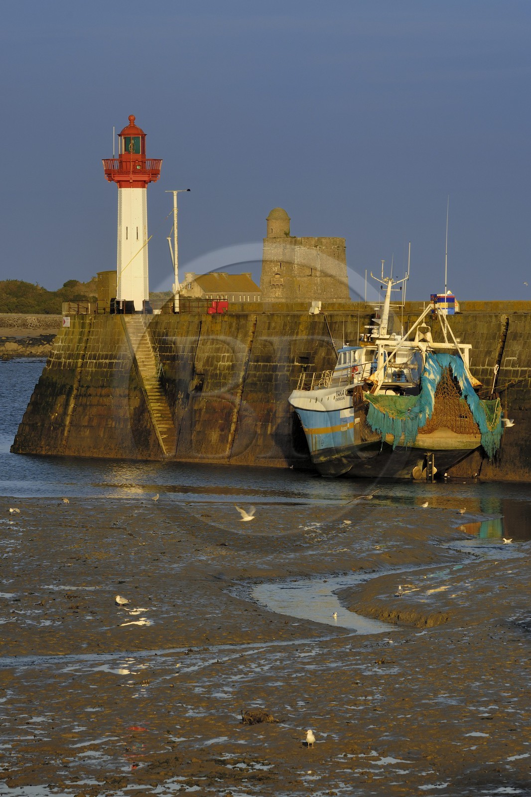 France, Manche (50), Val de Saire, port de Saint-Vaast-la-Hougue et son fort Vauban classé Patrimoine Mondial de l'UNESCO de l'Ilet Vauban sur l'Ile de Tatihou