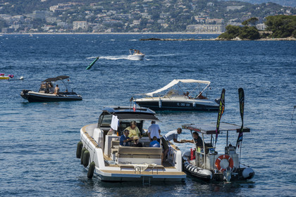 France, Alpes-Maritimes (06), Cannes, le bras de mer entre les deux Iles de Lérins, les Iles de Saint-Honorat et Sainte-Marguerite, bateau-bar pour les bateaux au mouillage